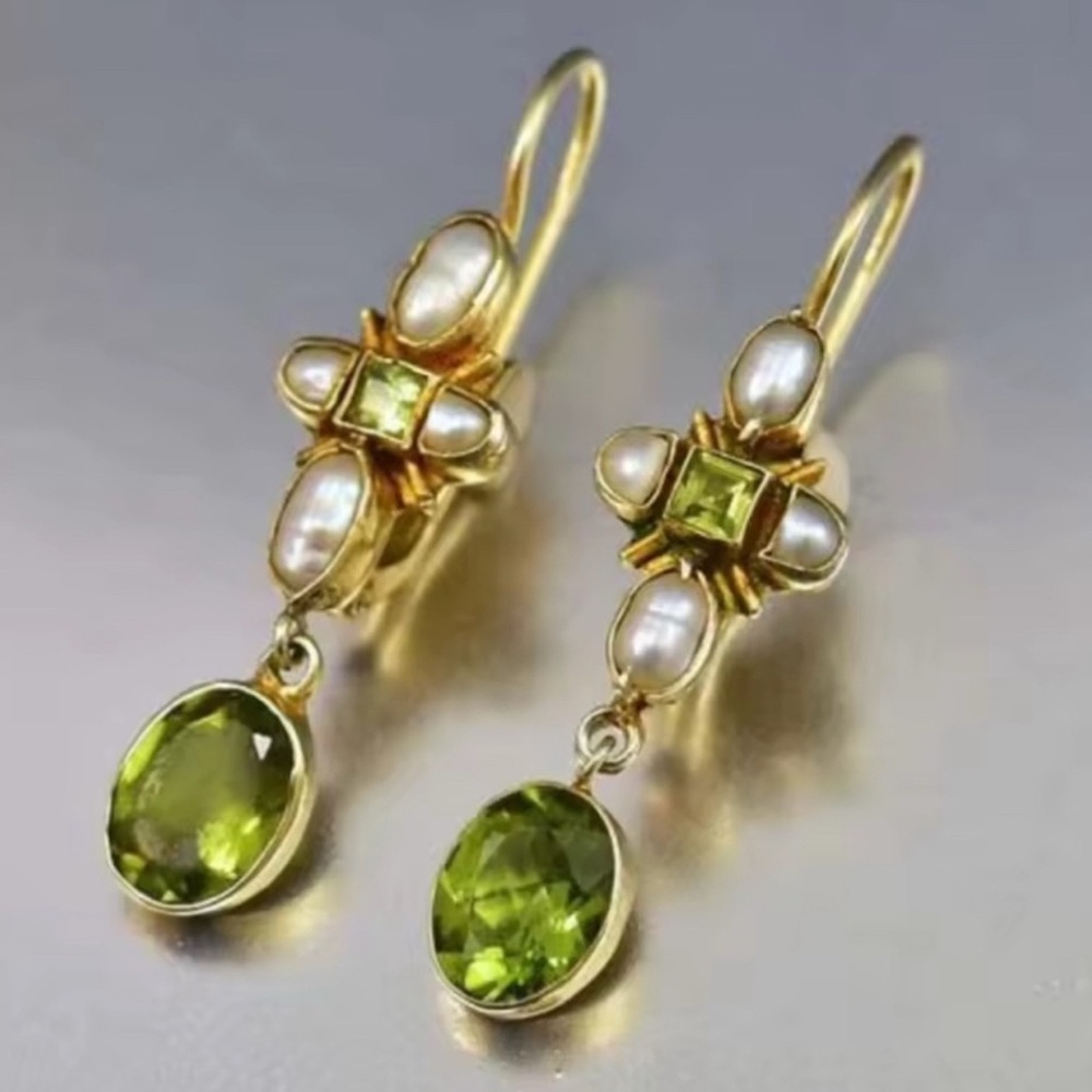 NWOT Elegant Gold and Green Gemstone Earrings